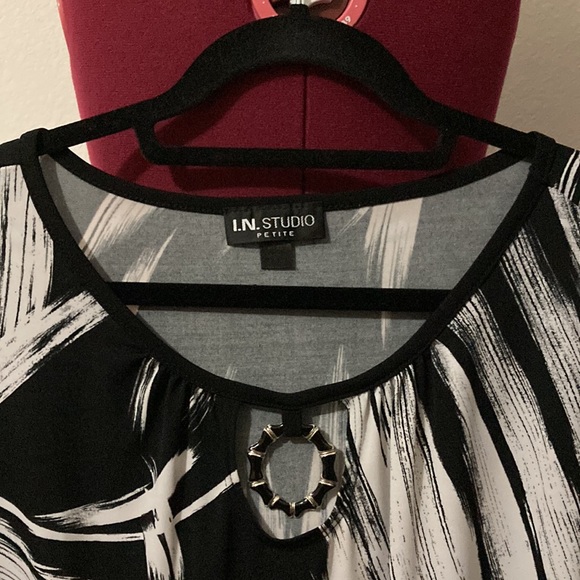 I.N. STUDIO Petite Size XL black & white 3/4 sleeves blouse. Made in USA. - Picture 6 of 9